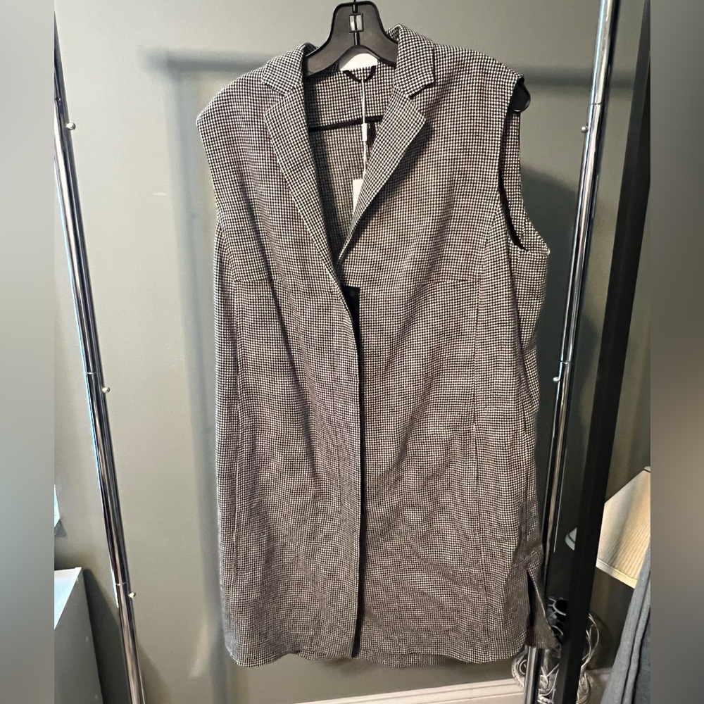 AKRIS punto jacket/vest. Luxury. Size 12. Black and cream. 100% wool
